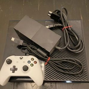 BARELY USED XBOX ONE!! COMES WITH CONTROLLER 500gb